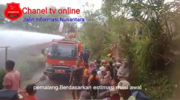 Telah terjadi kebakaran rumah dua unit di desa badak Alhamdulillah tidak memakan korban jiwa. [28/7 17.43] Pak Agus Go: Lokasi desa badak simadu RT 03 RW 09.kecamatan belik.kabupaten pemalang.